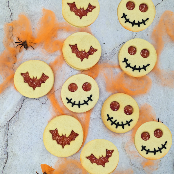 10 round Halloween Jammy Biscuits with the spider