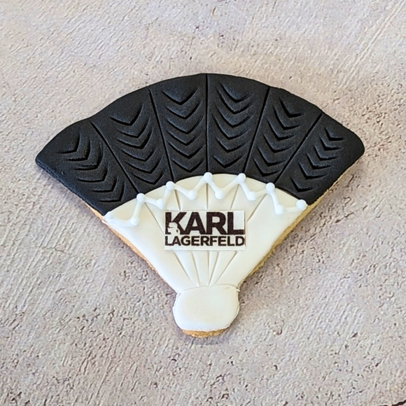 Karl_Lagerfeld fan shaped fondant biscuits