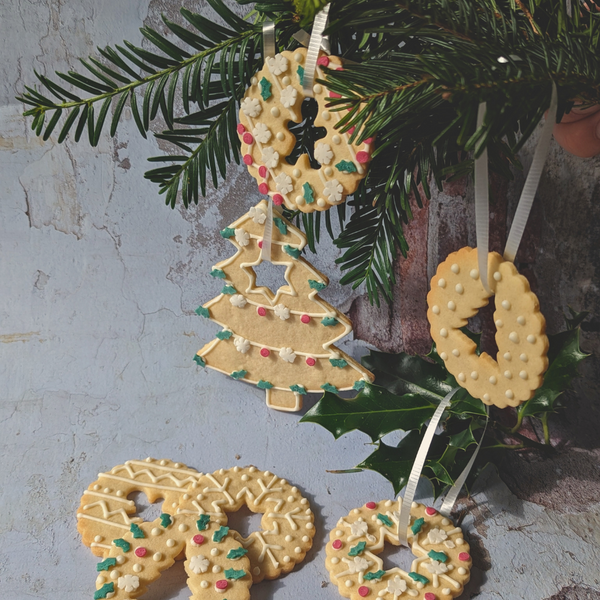   DIY Xmas tree decorations kit with a variety of cookies. Perfect for creating festive and unique decorations for your Christmas tree.