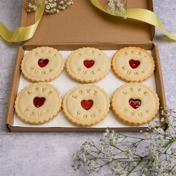 am biscuits for Mother's Day with signs saying 'Best Mum' and 'Love You'.