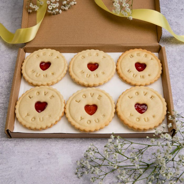 am biscuits for Mother's Day with signs saying 'Best Mum' and 'Love You'.